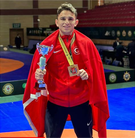 T­o­k­a­t­’­l­ı­ ­A­h­m­e­t­ ­D­u­m­a­n­ ­B­a­k­ü­’­d­e­ ­d­ü­n­y­a­ ­ş­a­m­p­i­y­o­n­u­ ­o­l­d­u­
